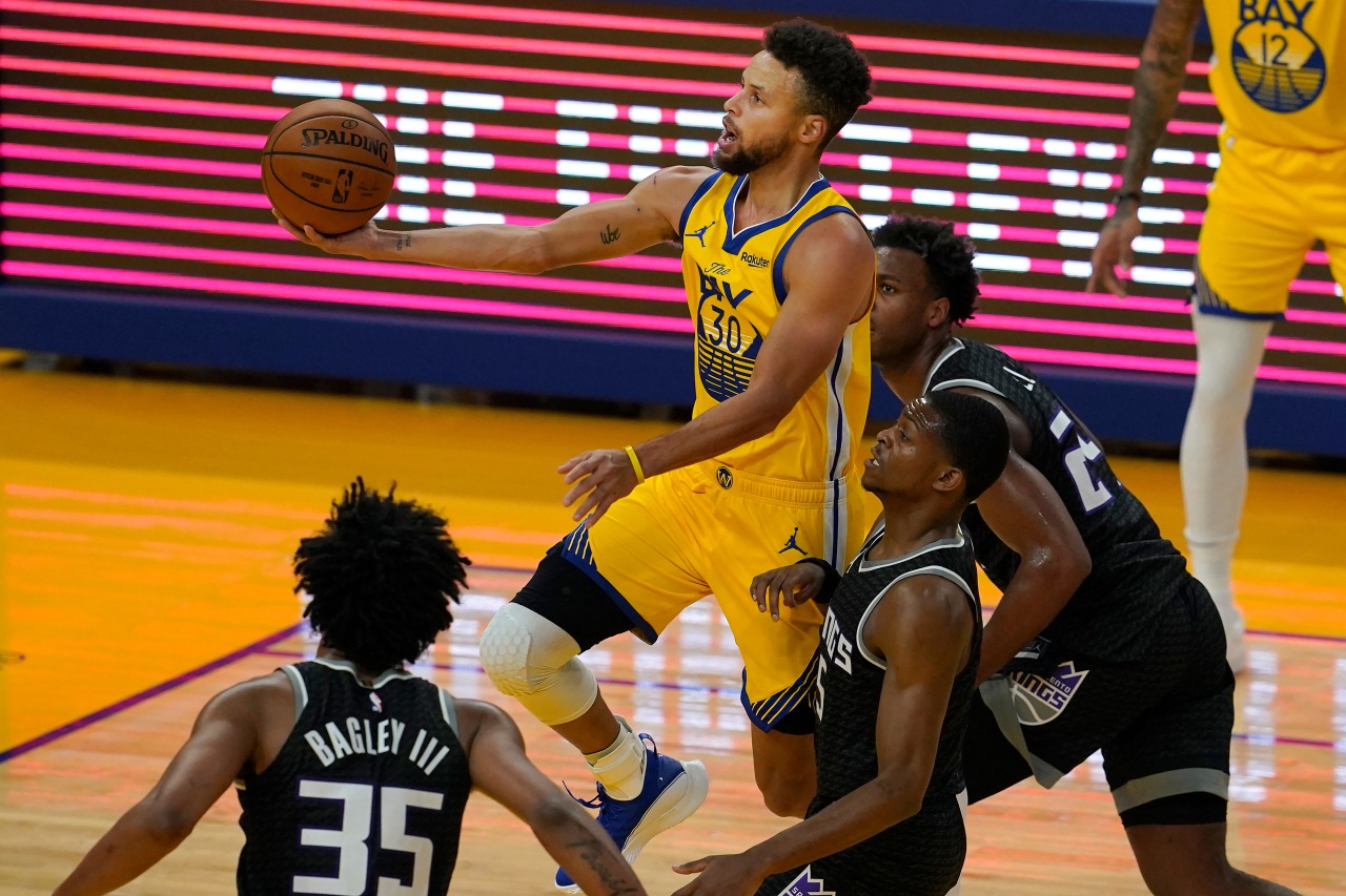 NBA: Με πρωταγωνιστή τον Curry οι Warriors κέρδισαν τους Kings (vid)